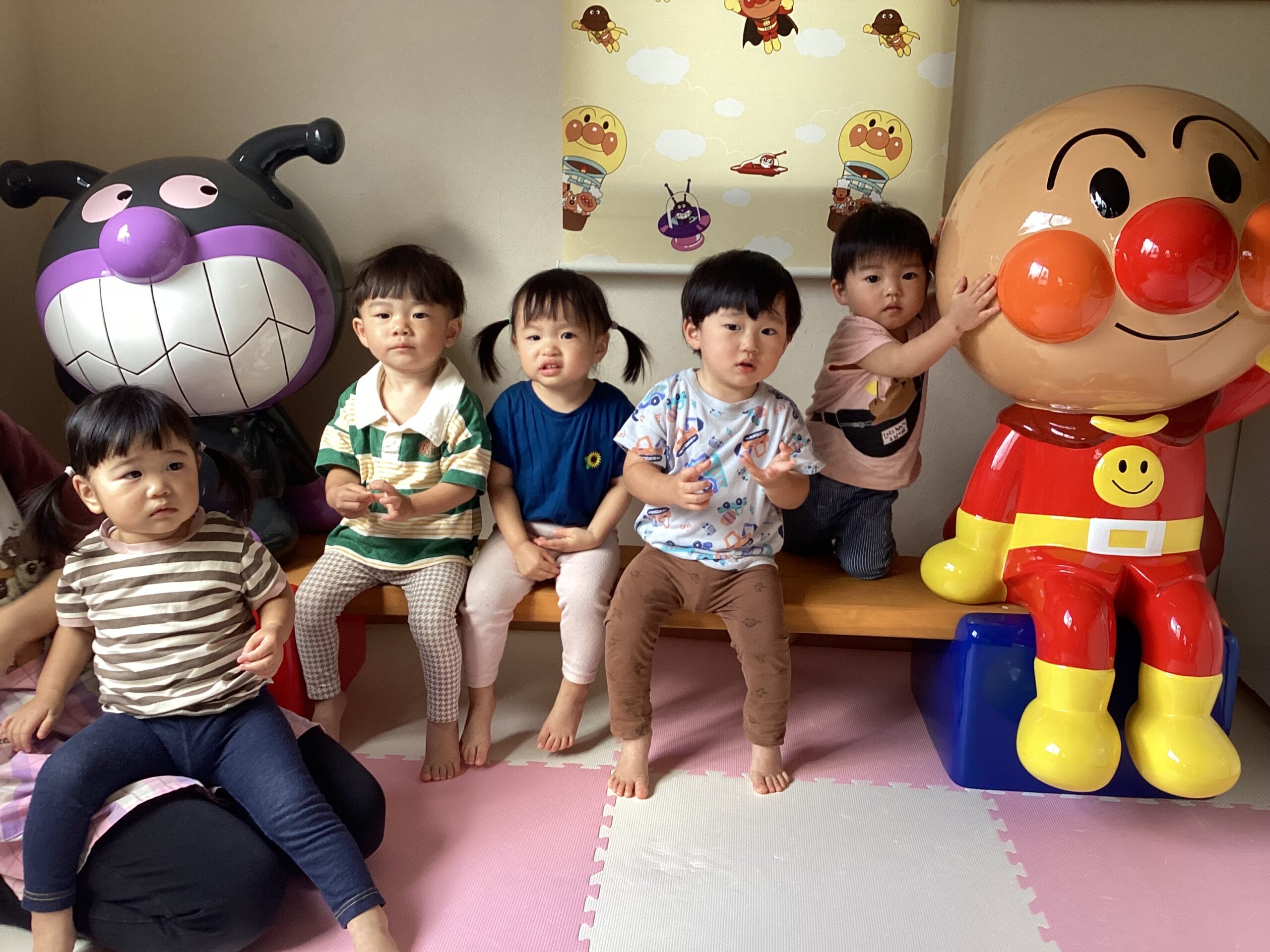 子どもたちと歌を歌う先生