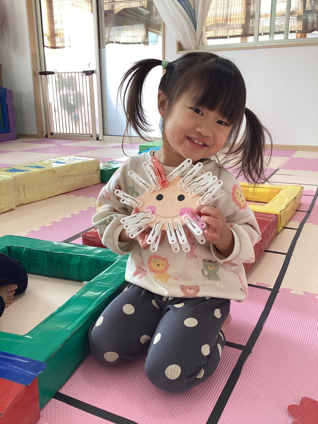 ピースをするこども