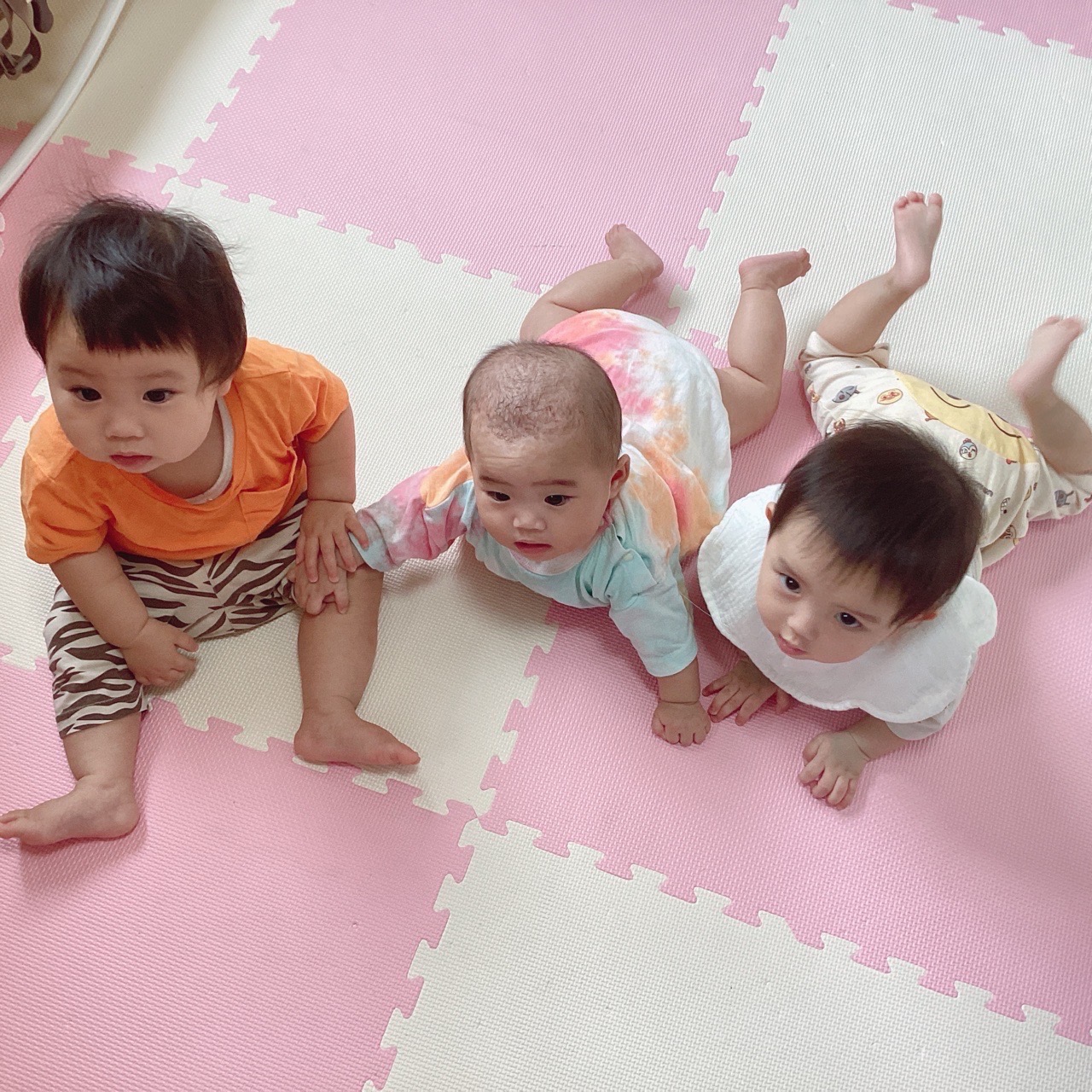 おもちゃで遊ぶ子どもたち