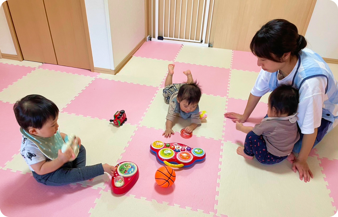 おもちゃで遊ぶ子どもたち