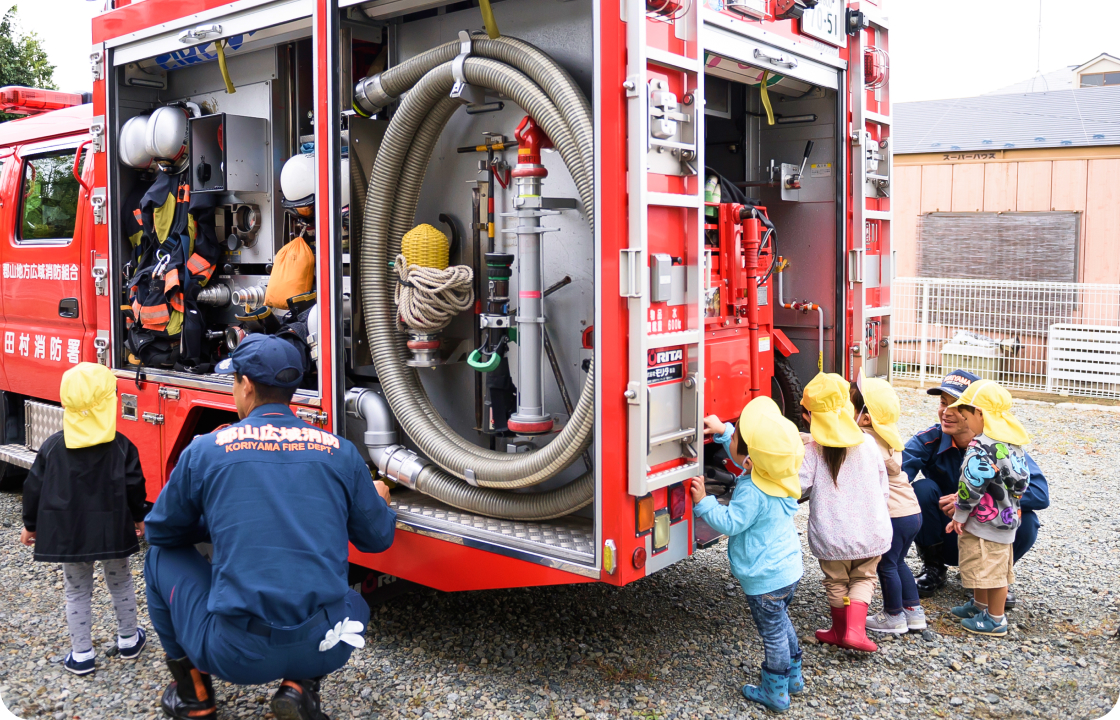 消防車に興味津々な子どもたち