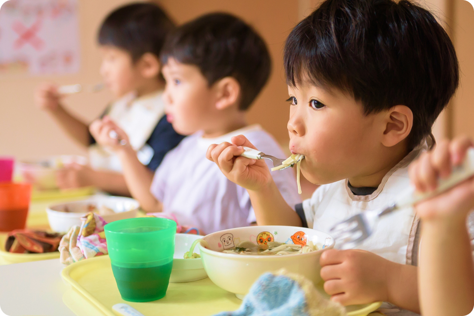 給食を食べる子ども