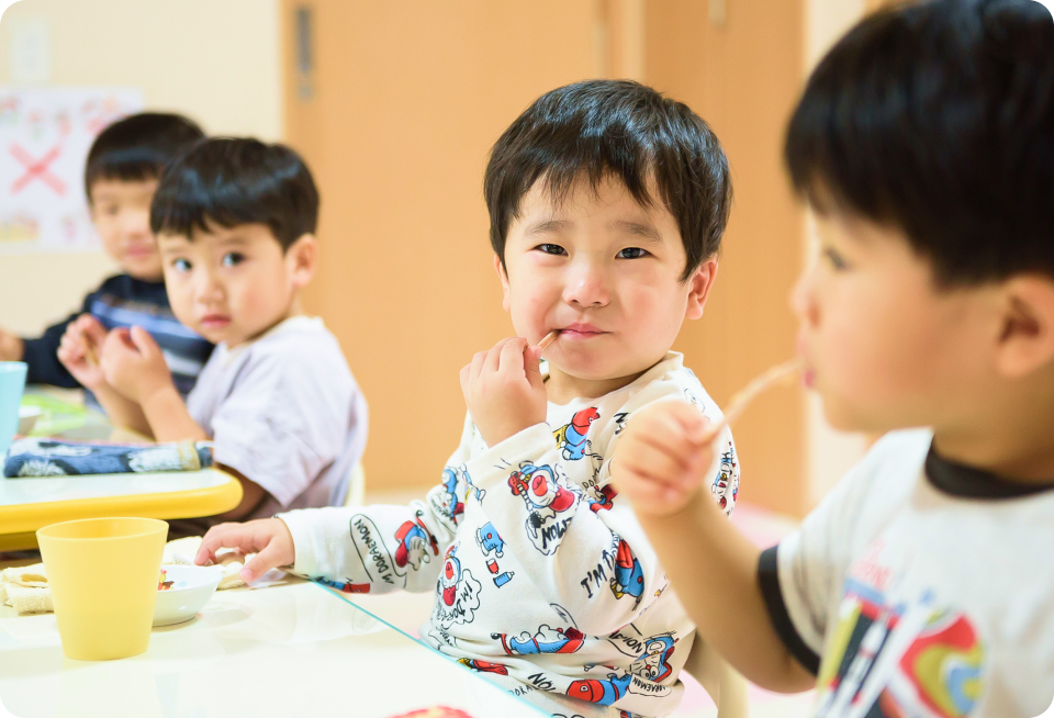 おやつを食べるこども