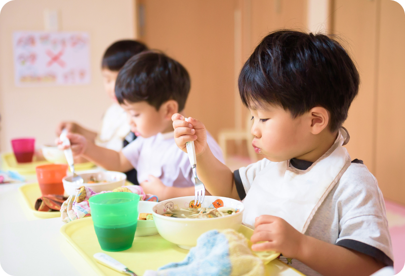 ご飯に夢中な子ども