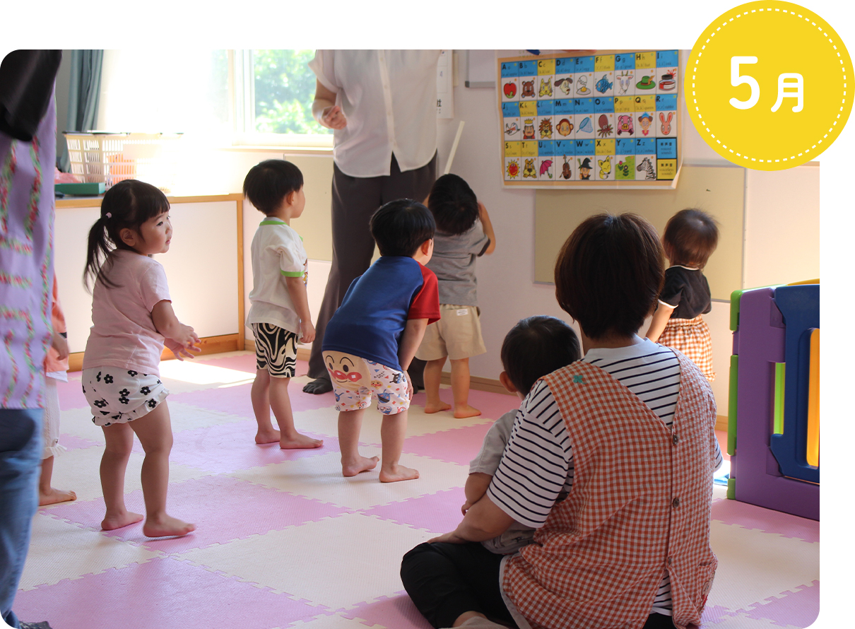 こいのぼりの工作を掲げっる子どもたち