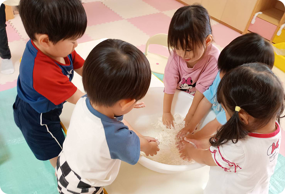 おやつを食べるこども