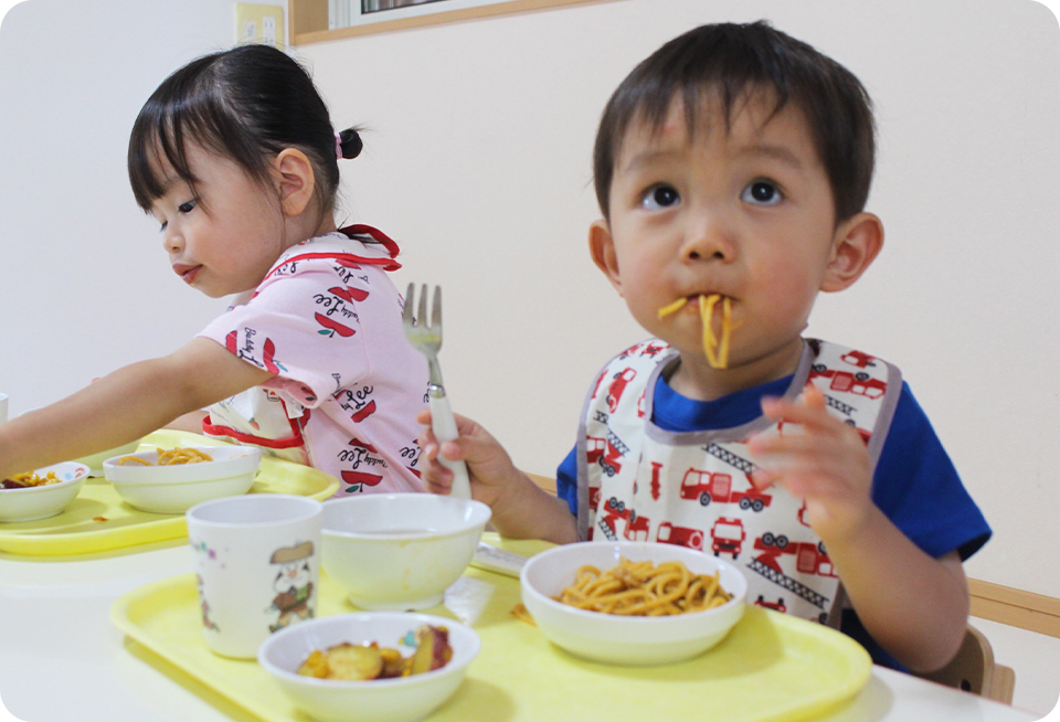 給食を食べる子ども